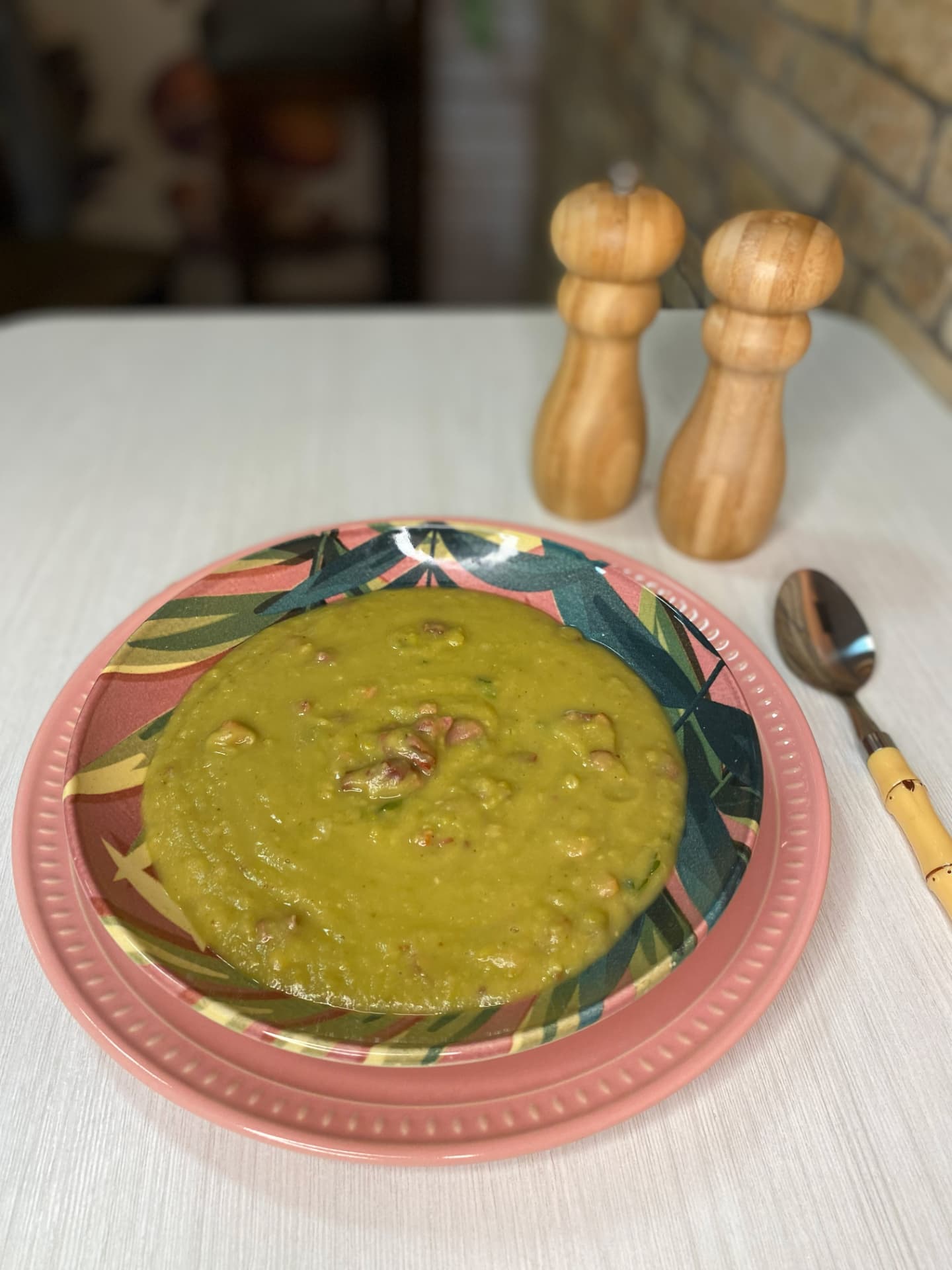 Sopa ervilha com bacon de pernil